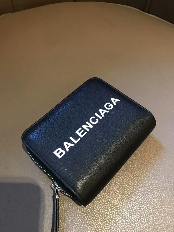 18/19AW新作 BALENCIAGAバレンシアガ スーパーコピー ロゴ ジップコンパクト財布 7011112